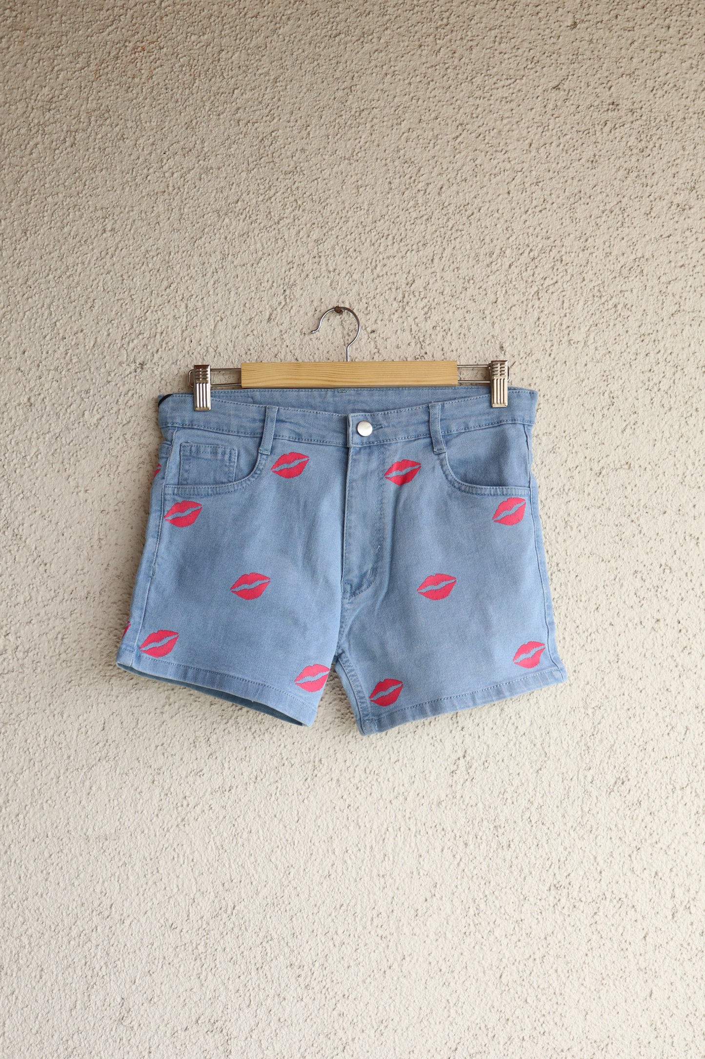Trendy Kiss-Printed Denim Shorts